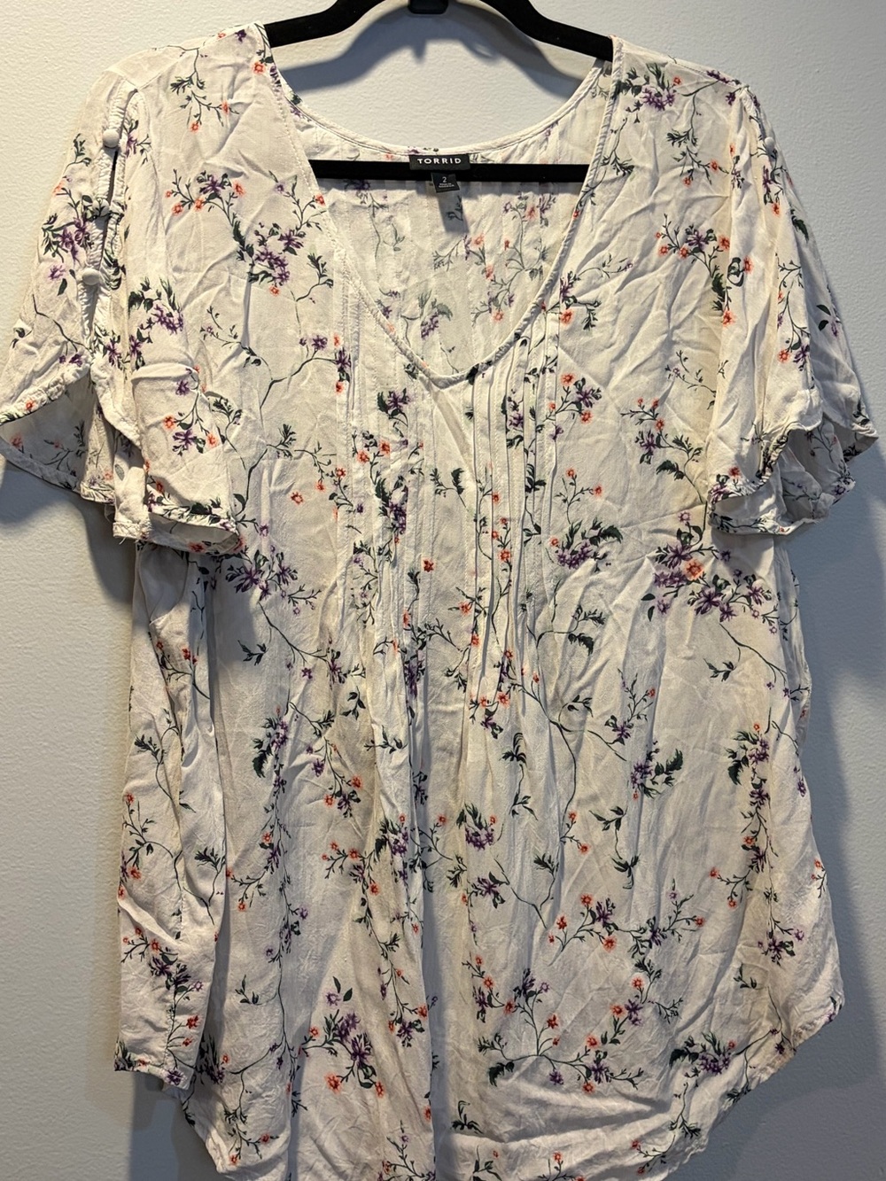 #914 Torrid Women's Size 2 White Floral short button Sleeve floral
